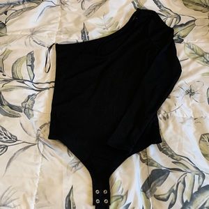 Asymmetrical one shoulder ribbed bodysuit from dynamite